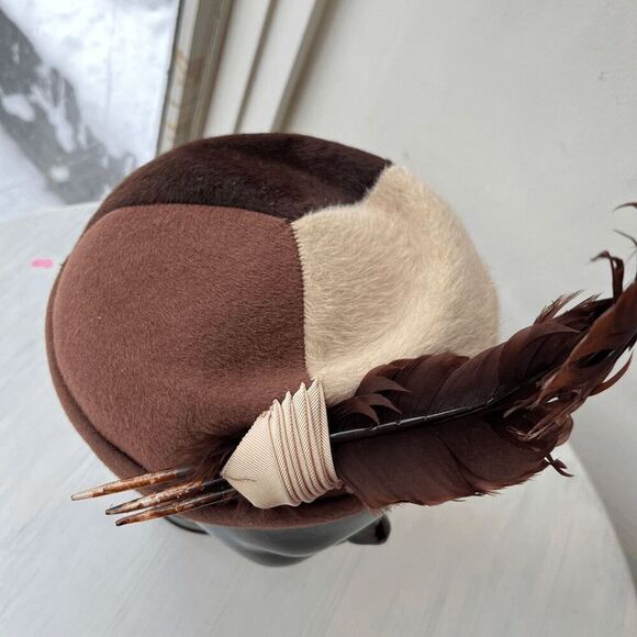 1950s Feathered Wool Pillbox Hat | Brown & Cream | “Winner” Equestrian Tag 22.5” - Picture 7 of 12